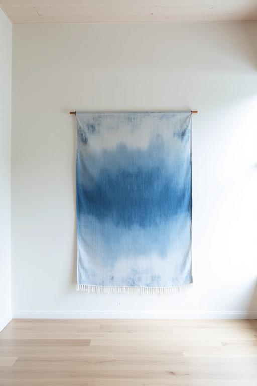 東京のミニマルな住宅に取り付けられた藍染のタペストリー。
